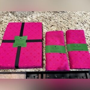 Kate Spade NWT Pink Hearts Tablecloth with two sets of Napkins